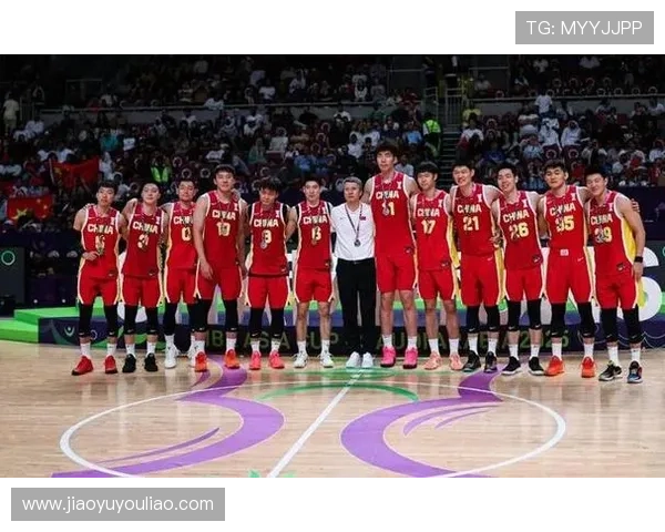 中国男篮迎战澳大利亚队，备战世界杯关键战役全力以赴