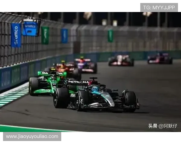 F1赛事最新动态:梅赛德斯与红牛争锋不断 赛季战况激烈引发热议 F1赛事最新动态:梅赛德斯与红牛争锋不断 赛季战况激烈引发热议