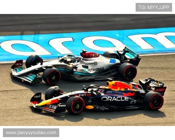 F1赛季最新动态:梅赛德斯与红牛角逐激烈 赛场战略变化引关注 F1赛季最新动态:梅赛德斯与红牛角逐激烈 赛场战略变化引关注
